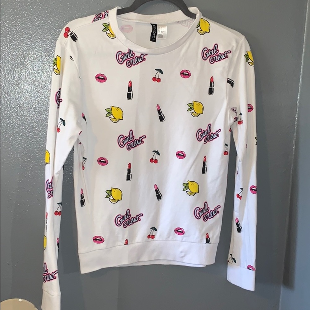 White H&M sweater with trendy details